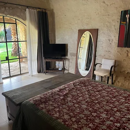 Mas Grange Neuve بيت ضيافة *