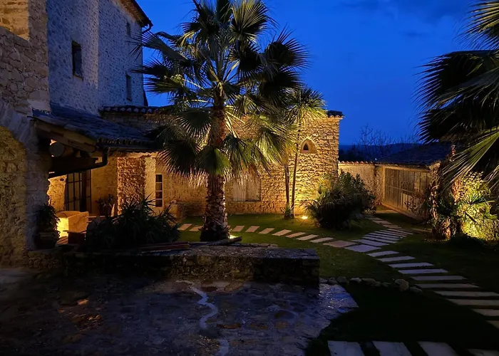 Mas Grange Neuve بيت ضيافة *